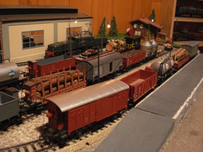 Les voil, les authentiques et merveilleux wagons de marchandises europens du temps jadis; une ambiance hlas  tout jamais disparue !