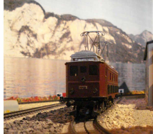 Durant les annes 1950/1960, un promeneur solitaire chemine parmi les voies de chemin de fer et dcouvre des ambiances qui ne peuvent que lui plaire, d'o ces quelques incontournables photographies lgendaires !  (premire partie)