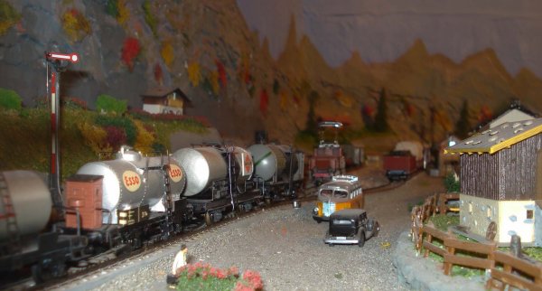 Durant les annes 1950/1960, un promeneur solitaire chemine parmi les voies de chemin de fer et dcouvre des ambiances qui ne peuvent que lui plaire, d'o ces quelques incontournables photographies lgendaires !  (premire partie)