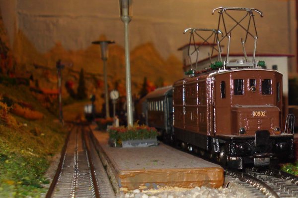 Durant les annes 1950/1960, un promeneur solitaire chemine parmi les voies de chemin de fer et dcouvre des ambiances qui ne peuvent que lui plaire, d'o ces quelques incontournables photographies lgendaires !  (premire partie)