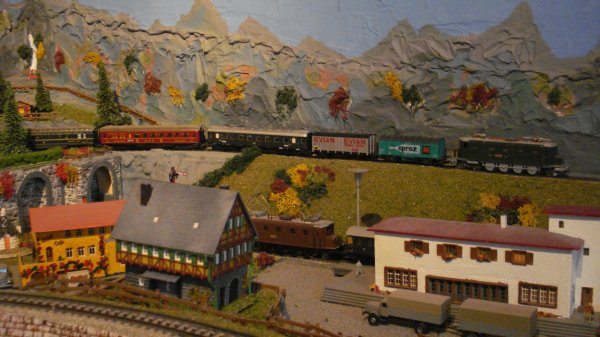 Durant les annes 1950/1960, un promeneur solitaire chemine parmi les voies de chemin de fer et dcouvre des ambiances qui ne peuvent que lui plaire, d'o ces quelques incontournables photographies lgendaires !  (premire partie)