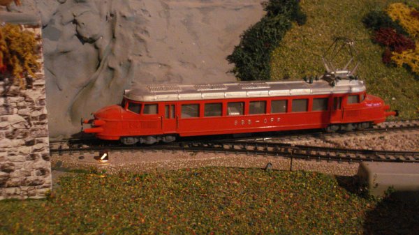 Durant les annes 1950/1960, un promeneur solitaire chemine parmi les voies de chemin de fer et dcouvre des ambiances qui ne peuvent que lui plaire, d'o ces quelques incontournables photographies lgendaires !  (premire partie)