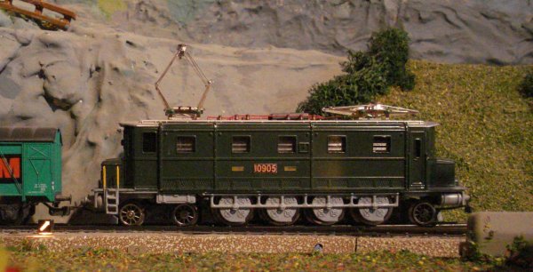 Durant les annes 1950/1960, un promeneur solitaire chemine parmi les voies de chemin de fer et dcouvre des ambiances qui ne peuvent que lui plaire, d'o ces quelques incontournables photographies lgendaires !  (premire partie)