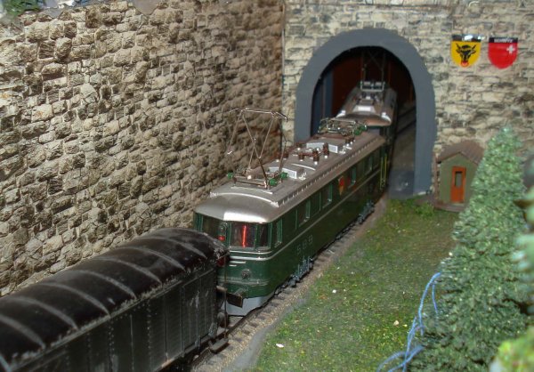 Durant les annes 1950/1960, un promeneur solitaire chemine parmi les voies de chemin de fer et dcouvre des ambiances qui ne peuvent que lui plaire, d'o ces quelques incontournables photographies lgendaires !  (premire partie)