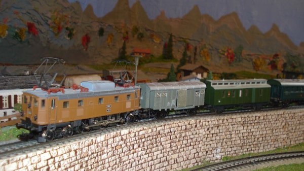 L'Ae 3/6 II 10460 de Mrklin de 1979 a sa place sur un rseau du temps jadis. La voici en tte d'un lgendaire train omnibus d'autrefois !