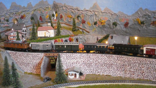 L'Ae 3/6 II 10460 de Mrklin de 1979 a sa place sur un rseau du temps jadis. La voici en tte d'un lgendaire train omnibus d'autrefois !