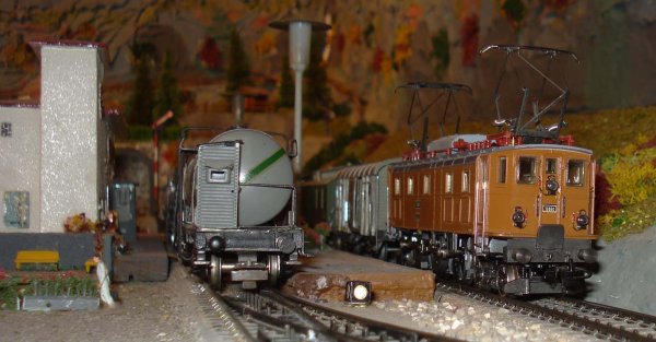 L'Ae 3/6 II 10460 de Mrklin de 1979 a sa place sur un rseau du temps jadis. La voici en tte d'un lgendaire train omnibus d'autrefois !