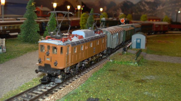 L'Ae 3/6 II 10460 de Mrklin de 1979 a sa place sur un rseau du temps jadis. La voici en tte d'un lgendaire train omnibus d'autrefois !