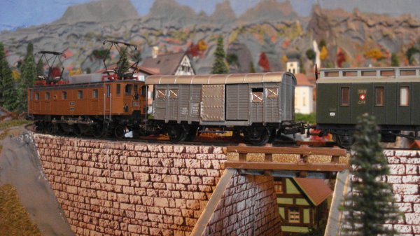 L'Ae 3/6 II 10460 de Mrklin de 1979 a sa place sur un rseau du temps jadis. La voici en tte d'un lgendaire train omnibus d'autrefois !