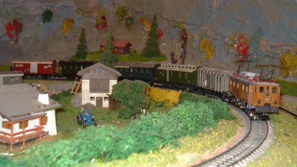 L'Ae 3/6 II 10460 de Mrklin de 1979 a sa place sur un rseau du temps jadis. La voici en tte d'un lgendaire train omnibus d'autrefois !