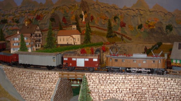 Ae 3/6 II 10460 bis, mais cette fois en tte de trains marchandises typiques et attachants !