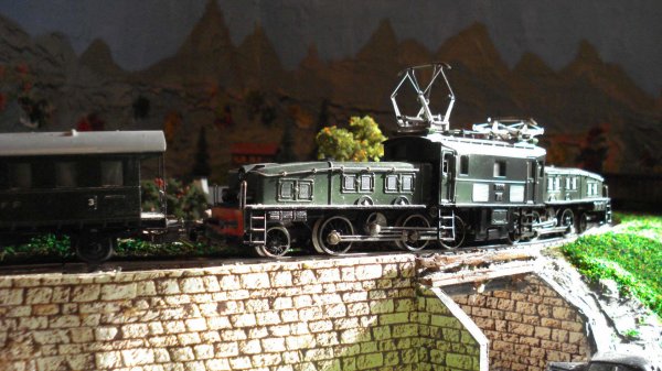 On continue avec la trilogie des locomotives suisses + la E 6302 brune de la DB (explication dans le chapitre d'introduction "Les preuves de ce Mrklin...")