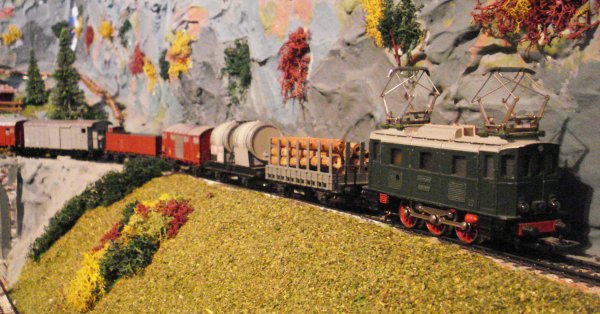 On continue avec la trilogie des locomotives suisses + la E 6302 brune de la DB (explication dans le chapitre d'introduction "Les preuves de ce Mrklin...")