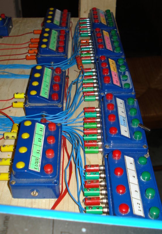 Quelques vues de l'impressionnante technologie lectromcanique de Mrklin (jusque vers les annes 1970 et demeure encore ingale au XXI me sicle), tout particulirement au niveau de sa robustesse et de sa fiabilit  toutes preuves !
