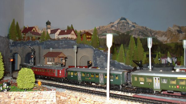 Trois photographies relles et quatre photographies modles - Comparez les ambiances au niveau de ces voitures lgres CFF (SBB-Leichtstahlwagen) !
