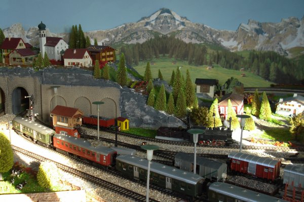 Trois photographies relles et quatre photographies modles - Comparez les ambiances au niveau de ces voitures lgres CFF (SBB-Leichtstahlwagen) !