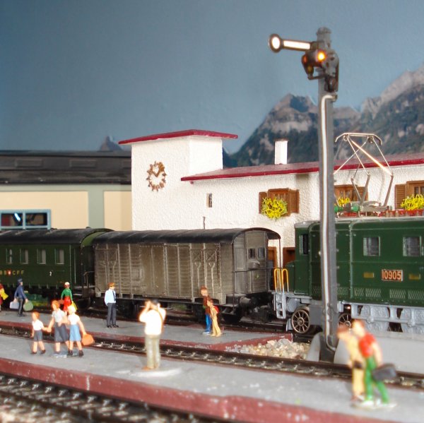 Ambiances en gare de voyageurs, bagages, marchandises et cheminots