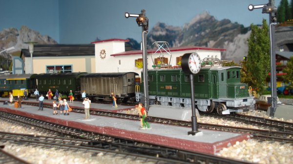 Ambiances en gare de voyageurs, bagages, marchandises et cheminots