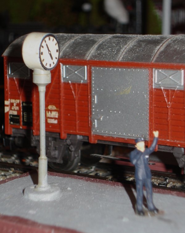 Ambiances en gare de voyageurs, bagages, marchandises et cheminots