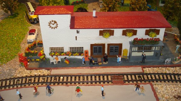 Ambiances en gare de voyageurs, bagages, marchandises et cheminots