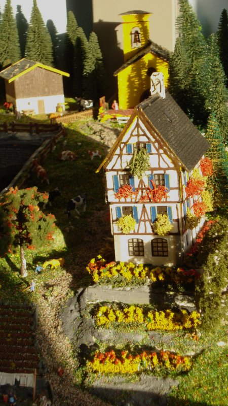 Qu'y a-t-il de plus saisissant, voire mme mlancolique, qu'un chemin de fer modle d'intrieur clair avec la lumire naturelle extrieure, tout particulirement avec celle du soir ?