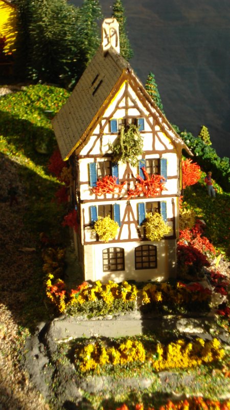 Qu'y a-t-il de plus saisissant, voire mme mlancolique, qu'un chemin de fer modle d'intrieur clair avec la lumire naturelle extrieure, tout particulirement avec celle du soir ?