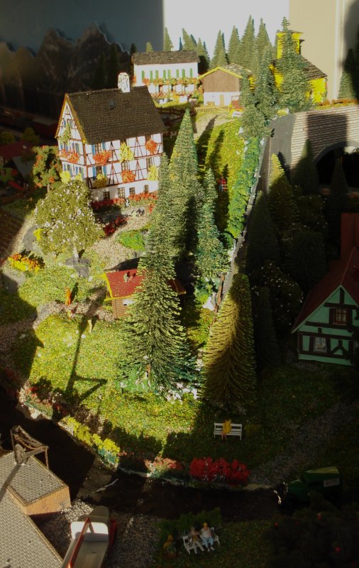 Qu'y a-t-il de plus saisissant, voire mme mlancolique, qu'un chemin de fer modle d'intrieur clair avec la lumire naturelle extrieure, tout particulirement avec celle du soir ?