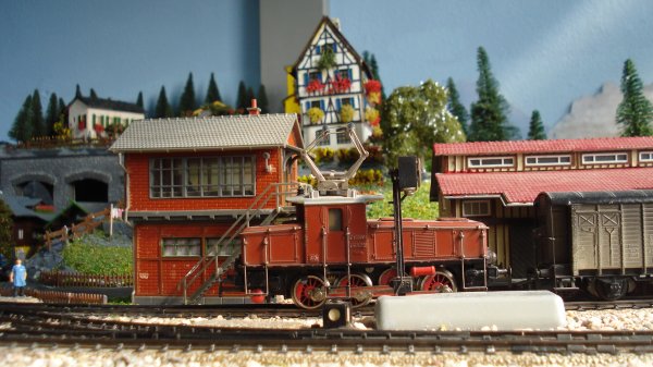 Qu'y a-t-il de plus beau et de plus authentique qu'un chemin de fer modle clair par la lumire naturelle ?