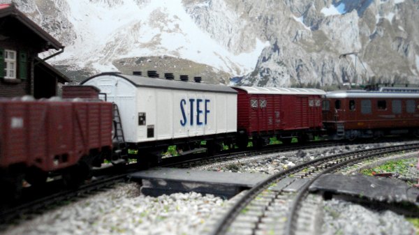 La nostalgie des lourds trains de marchandises du temps jadis parmi forts et rochers