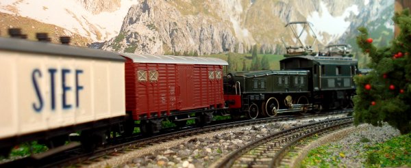 La nostalgie des lourds trains de marchandises du temps jadis parmi forts et rochers