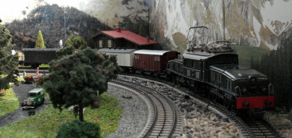 La nostalgie des lourds trains de marchandises du temps jadis parmi forts et rochers