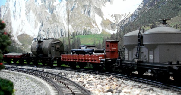 La nostalgie des lourds trains de marchandises du temps jadis parmi forts et rochers