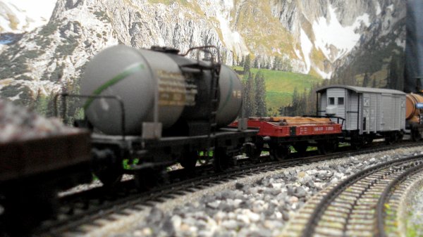 La nostalgie des lourds trains de marchandises du temps jadis parmi forts et rochers