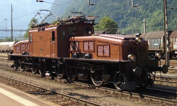 Erstfeld, le 06.06.2013 - 60 Ans Ae 6/6 11402 et nouvelle peinture Ae 6/6 11411... et bien videmment l'incontournable "Crocodile" !