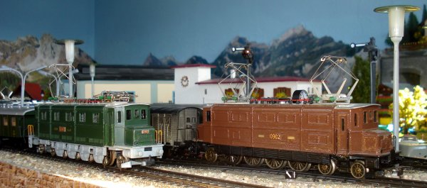 Brunes ou vertes  leur sortie d'usine, c’est le fameux mystre des locomotives lectriques CFF du type Ae 4/7, No 10901 et 10902