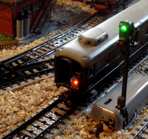 Règles de base, affichées dans l'ordre chronologique de la desservance des branchements et des signaux de gare et de la pleine voie, ainsi que relatives à l'importance de la présence du signal de queue sur les trains