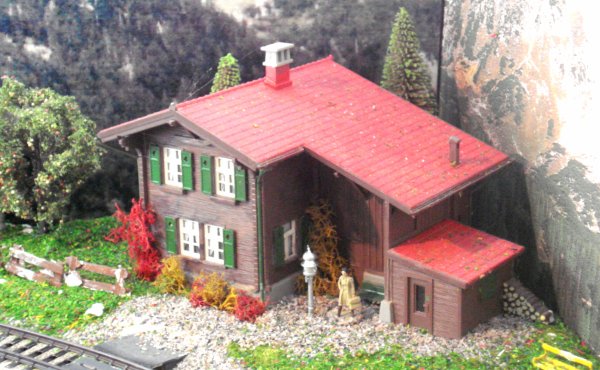 La maisonnette de garde-voie a enfin reu sa cloche "PLM"