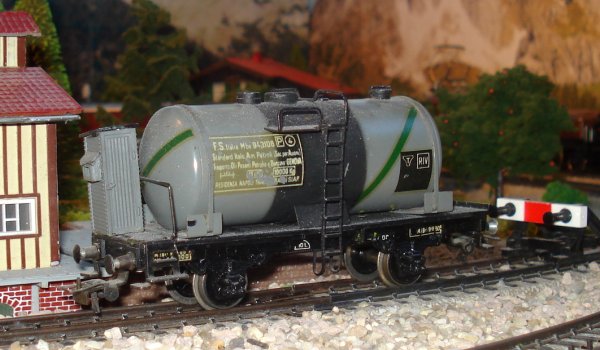 Voici les anciens wagons-citernes (et un couvert) italiens en images (wagons modles)