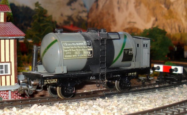 Voici les anciens wagons-citernes (et un couvert) italiens en images (wagons modles)