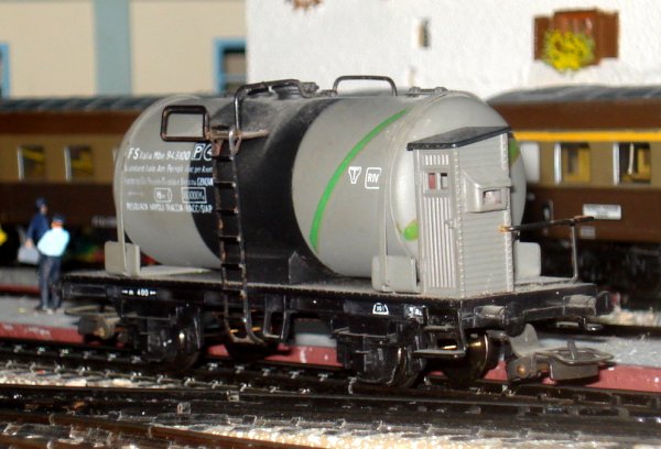 Voici les anciens wagons-citernes (et un couvert) italiens en images (wagons modles)