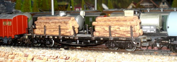 Wagon-citerne  4 essieux de RIVAROSSI et voie "M" MAERKLIN 3800-3900 + wagon plat  ranchers  4  essieux MAERKLIN