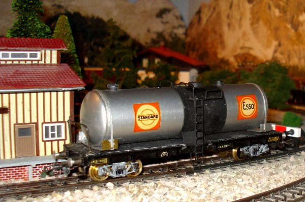 Wagon-citerne  4 essieux de RIVAROSSI et voie "M" MAERKLIN 3800-3900 + wagon plat  ranchers  4  essieux MAERKLIN