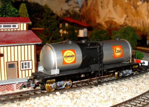 Wagon-citerne  4 essieux de RIVAROSSI et voie "M" MAERKLIN 3800-3900 + wagon plat  ranchers  4  essieux MAERKLIN