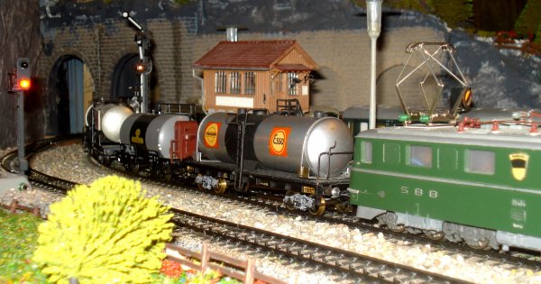 Wagon-citerne  4 essieux de RIVAROSSI et voie "M" MAERKLIN 3800-3900 + wagon plat  ranchers  4  essieux MAERKLIN