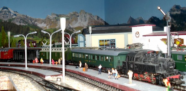 Le train de marchandises avec service voyageurs en images