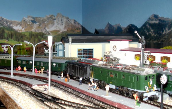 Le train de marchandises avec service voyageurs en images