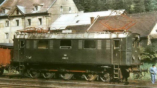 Anciens vhicules-moteurs dans leur vie de tous les jours (premire partie) 