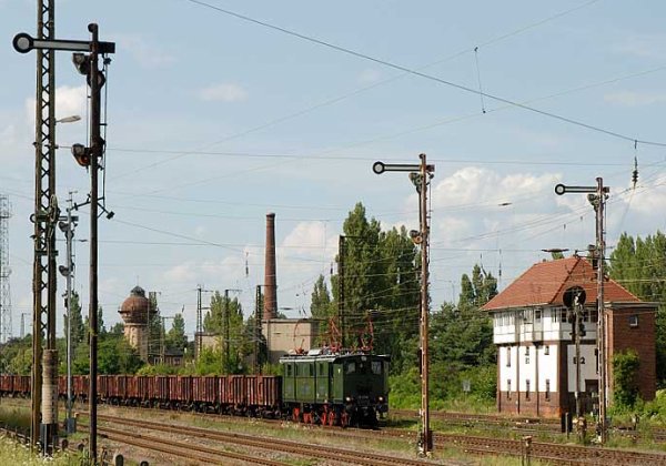 ... puis des postes d'aiguillages et de leurs divers appareils de commande, ainsi que d'autre signaux et ambiances irremplaçables !