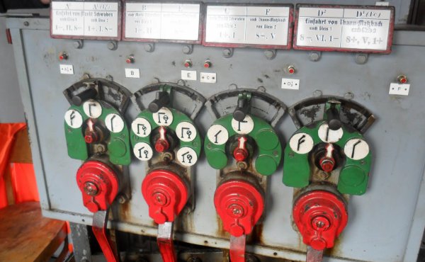 ... puis des postes d'aiguillages et de leurs divers appareils de commande, ainsi que d'autre signaux et ambiances irremplaçables !