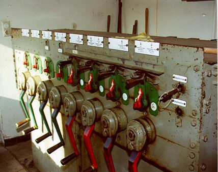 ... puis des postes d'aiguillages et de leurs divers appareils de commande, ainsi que d'autre signaux et ambiances irremplaçables !